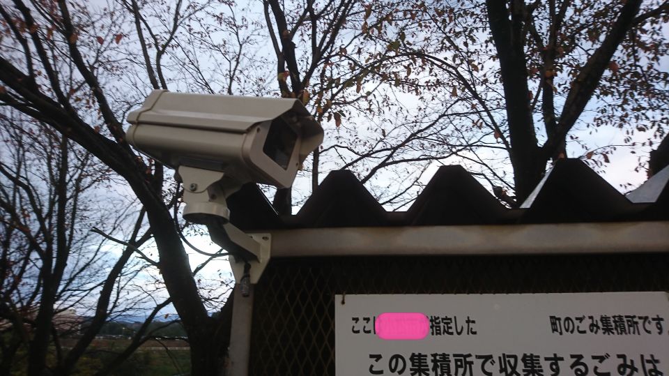 軒下にカメラ設置